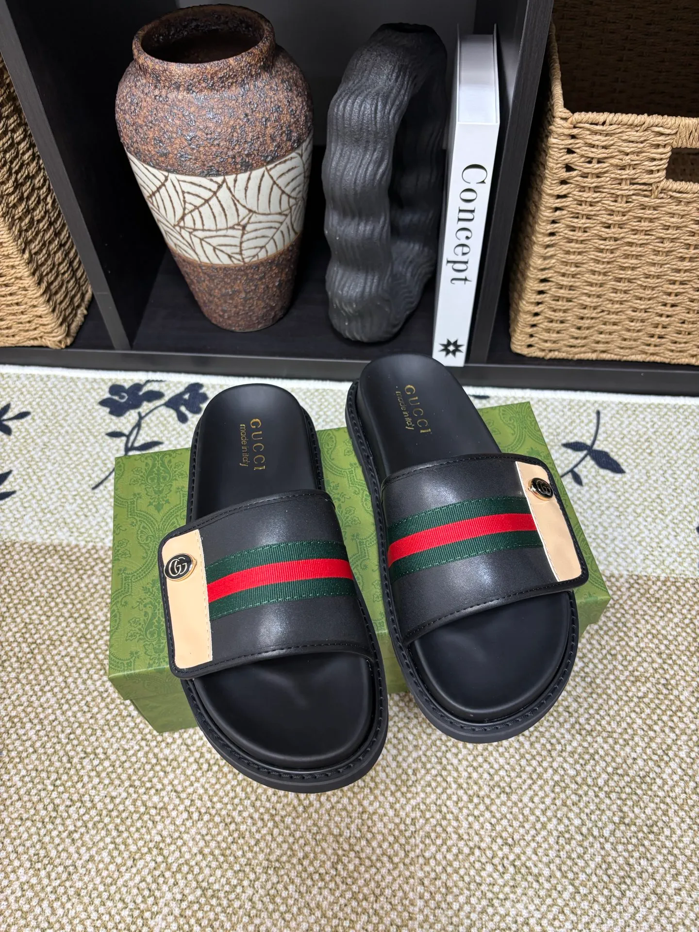 Factory 💰 300 yuan Gucci slippers] high-end men's shoes brand official website 1:1 latest masterpiece: original mold customization, the fabric is made of imported original materials, upgraded outsole, lighter and non-slip. The market's top quality, simple yet tasteful, a must-have for fashionistas, fashionable at your feet, full of confidence, the same style at the counter 👍The season of summer slippers is here. Code: 38-45 (45 customized)